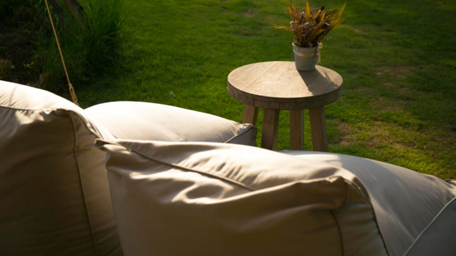 Czy meble tapicerowane nadają się na zewnątrz