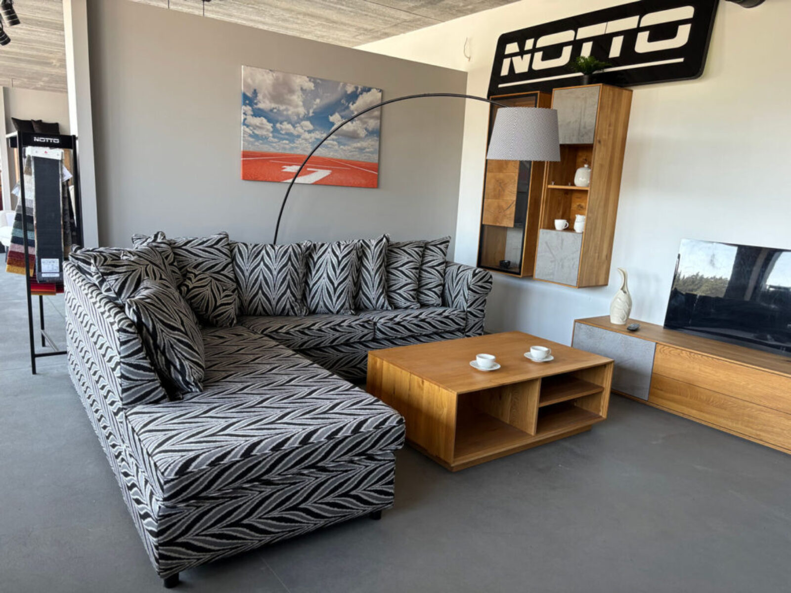 Nowoczesny narożnik w showroomie firmy Notto