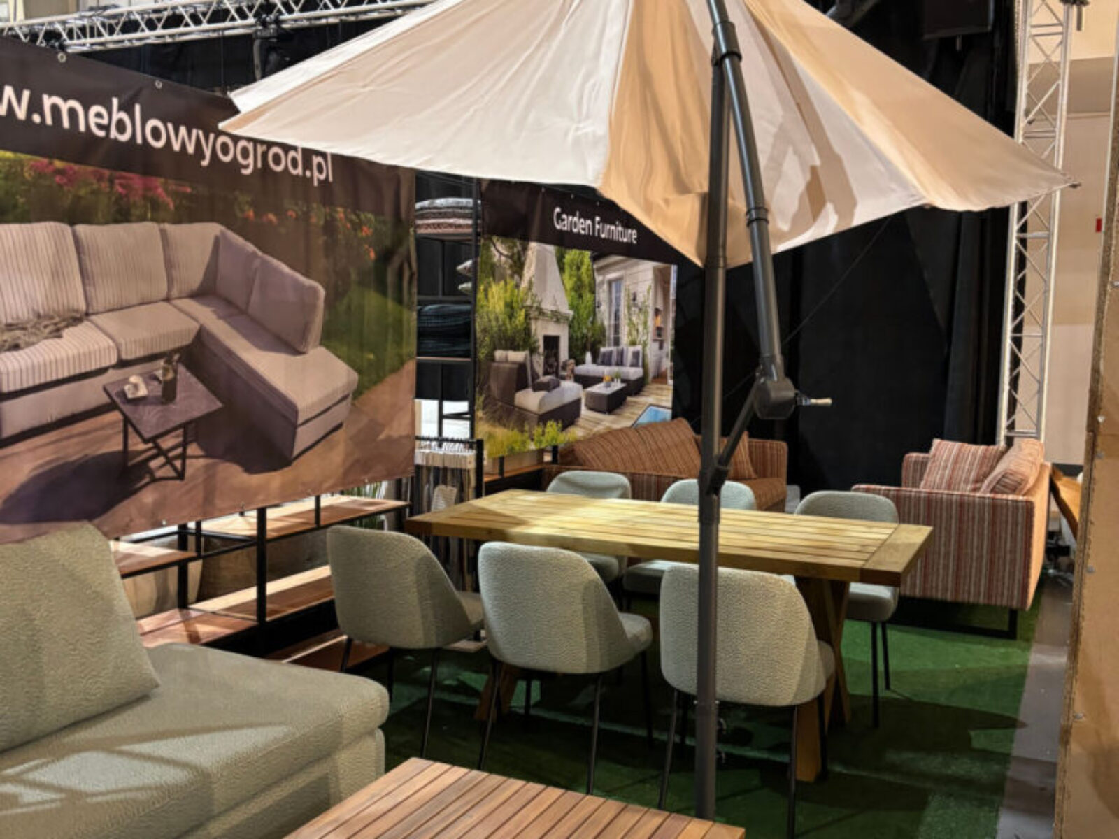 Zestaw mebli ogroodwych na ekspozycji