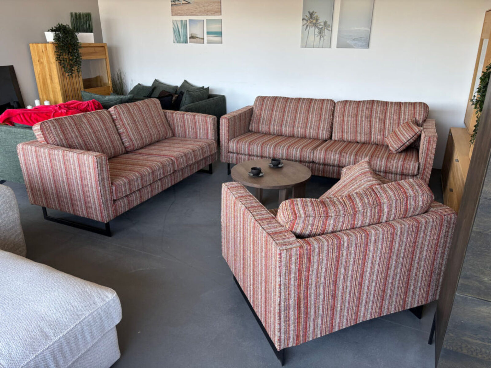 Zestaw sof w showroomie